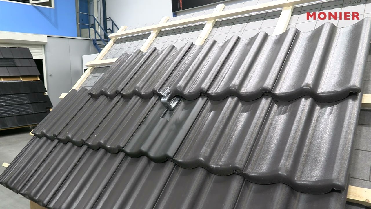 SoFi dakpan verwerkingsvideo voor een nieuw dak met zonnepanelen dakhaken