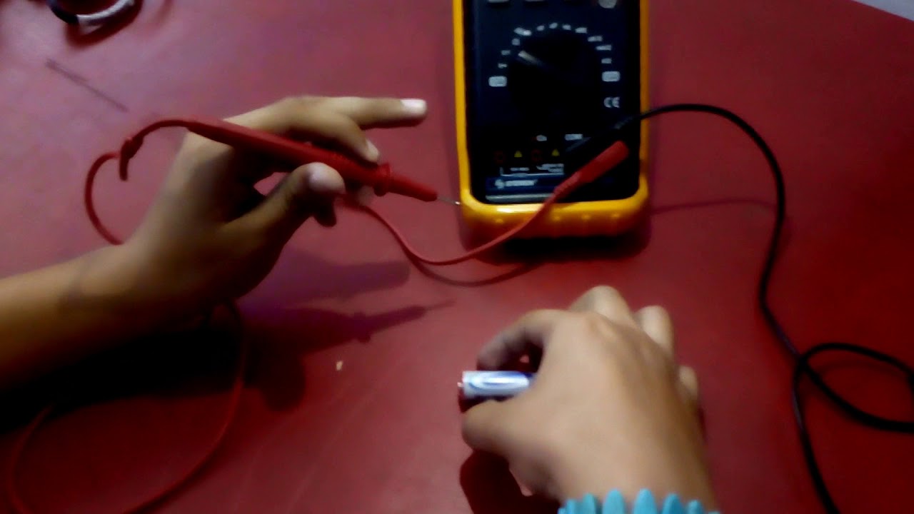 Cómo usar un multímetro - YouTube