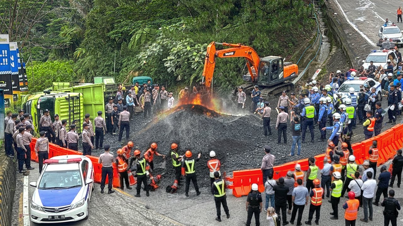 SITUASI DARURAT !!! JALAN DITUTUP TOTAL, Excavator Dikerahkan Evakuasi Truk Batubara Yang Terguling
