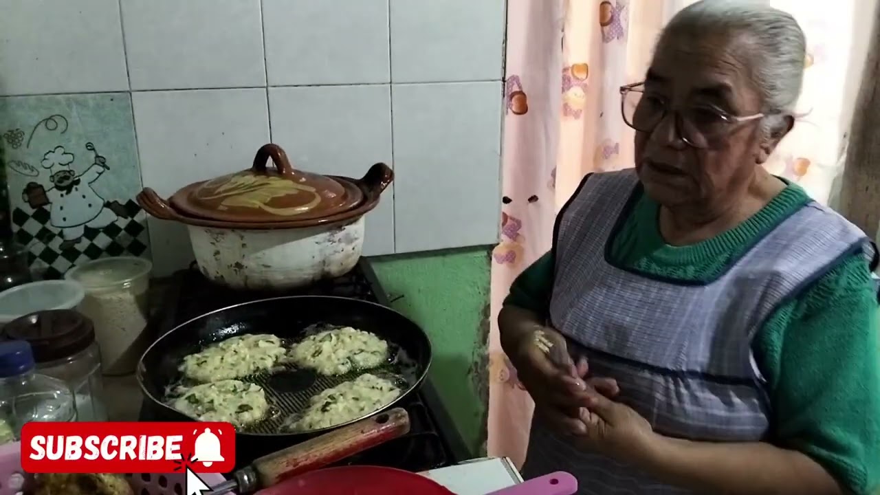 TORTITAS DE COLIFLOR EN CHILE ROJO Y AGUA DE MANGO ^_^