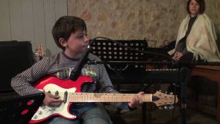 Video thumbnail of "Luca jeune guitariste - Apache des Shadows"