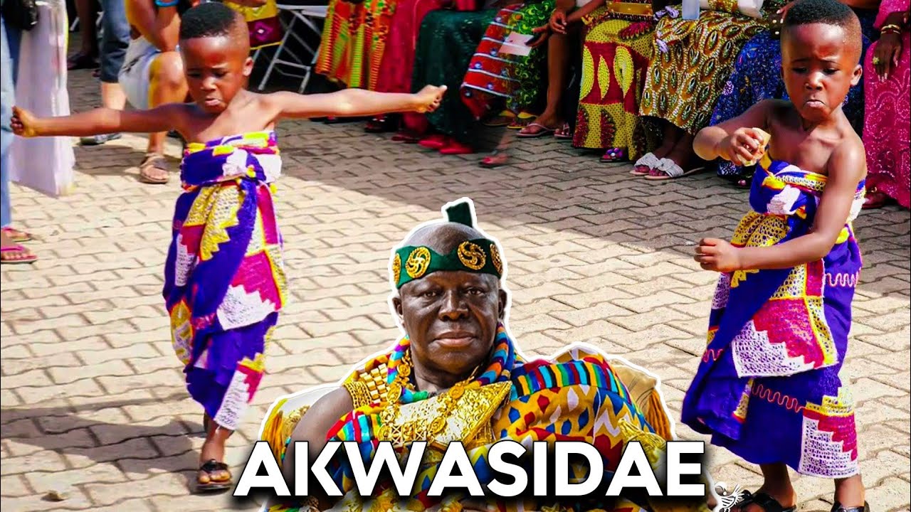 Beautiful Dance Display Infront of Baffour Owusu Amankwatia VI, Ancestral Dance Display. 