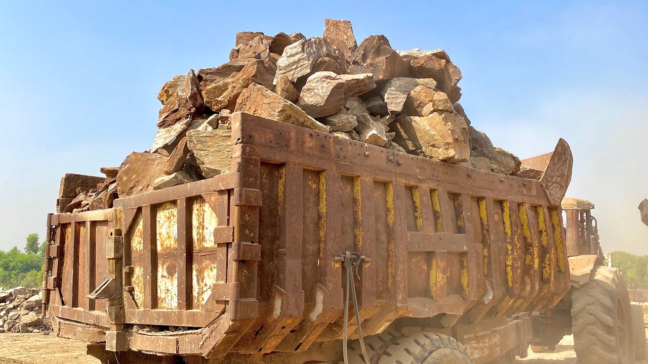 The small trolley carried much larger and more stones. The courage of the trolley 😉