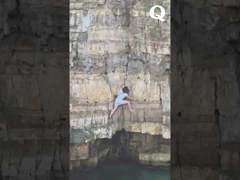 Video Polignano, tenta la scalata della scogliera: turista resta intrappolata