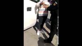 姑娘安检被仔细摸胸，敢怒不敢言