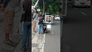 Kalo Ke Banyuwangi Pasti Akan Jumpa Tukang Baksocilok Pakai Motor shorts