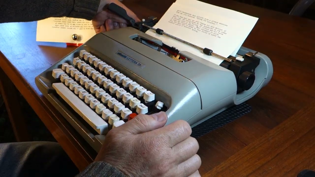Olivetti Lettera 35i typewriter at work - YouTube