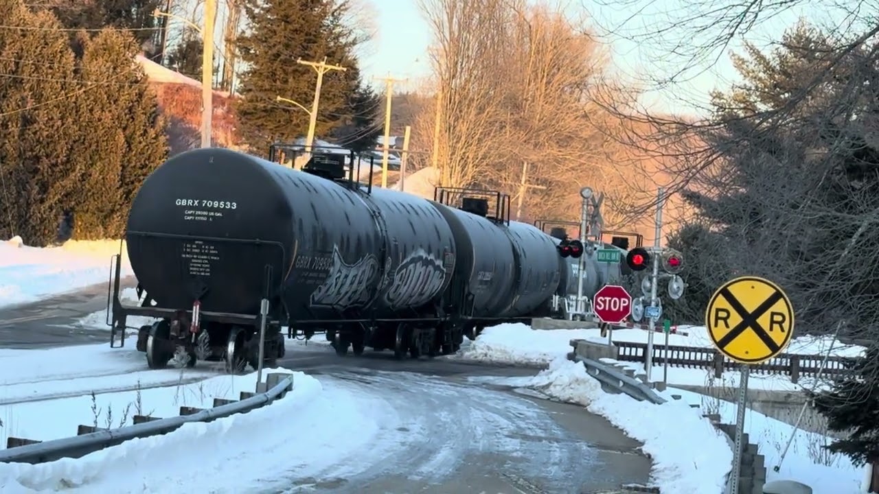 Из Эйера, следовавшего из Ист-Дирфилда в Катанию-Спанью, через Роялстон были вывезены пустые цист...