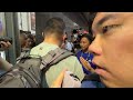 六四37｜陳寶瑩持花現身維園外，被指引公眾混亂遭帶上警車。指維園是港人共同回憶，批政府以家鄉市集「娛樂化」嚴肅日子。阿牛拒入維園，斥在歷史的傷口塗胭脂。