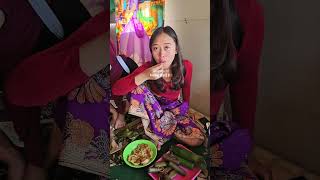 Makan nasi timel neng iroh disaung #gadisdesa #pedesaan #kampungsepi #jandadesa