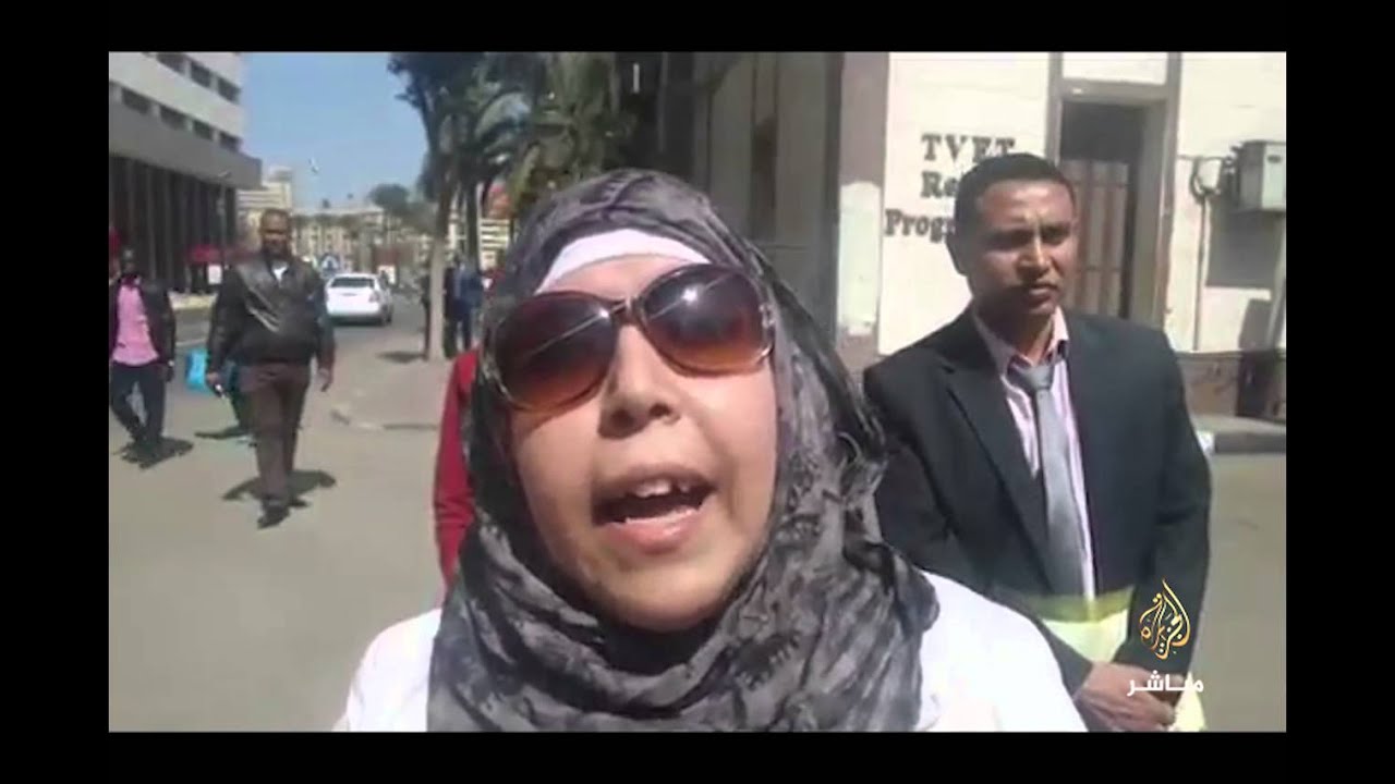 عدد من حاملي ليسانس الحقوق للتعليم المفتوح يتجمعون امام البرلمان مطالبين بمقابلة رئيس المجلس