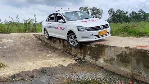 Simulate reversing accidentally, the wheels on both sides fall off the road sill, without any tool