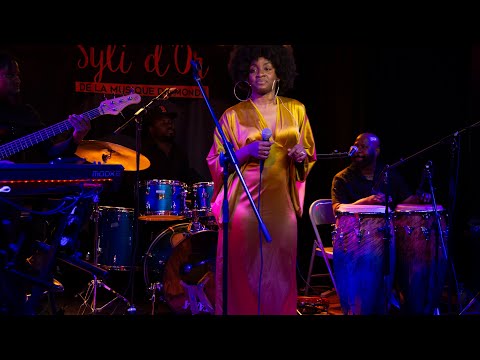 Modeline Raymond (Moray) dans la chanson Killing Me Softly With His Song ( Fugees) live au Balattou