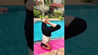 Headstand variations tutorial by the pool ! Fearless