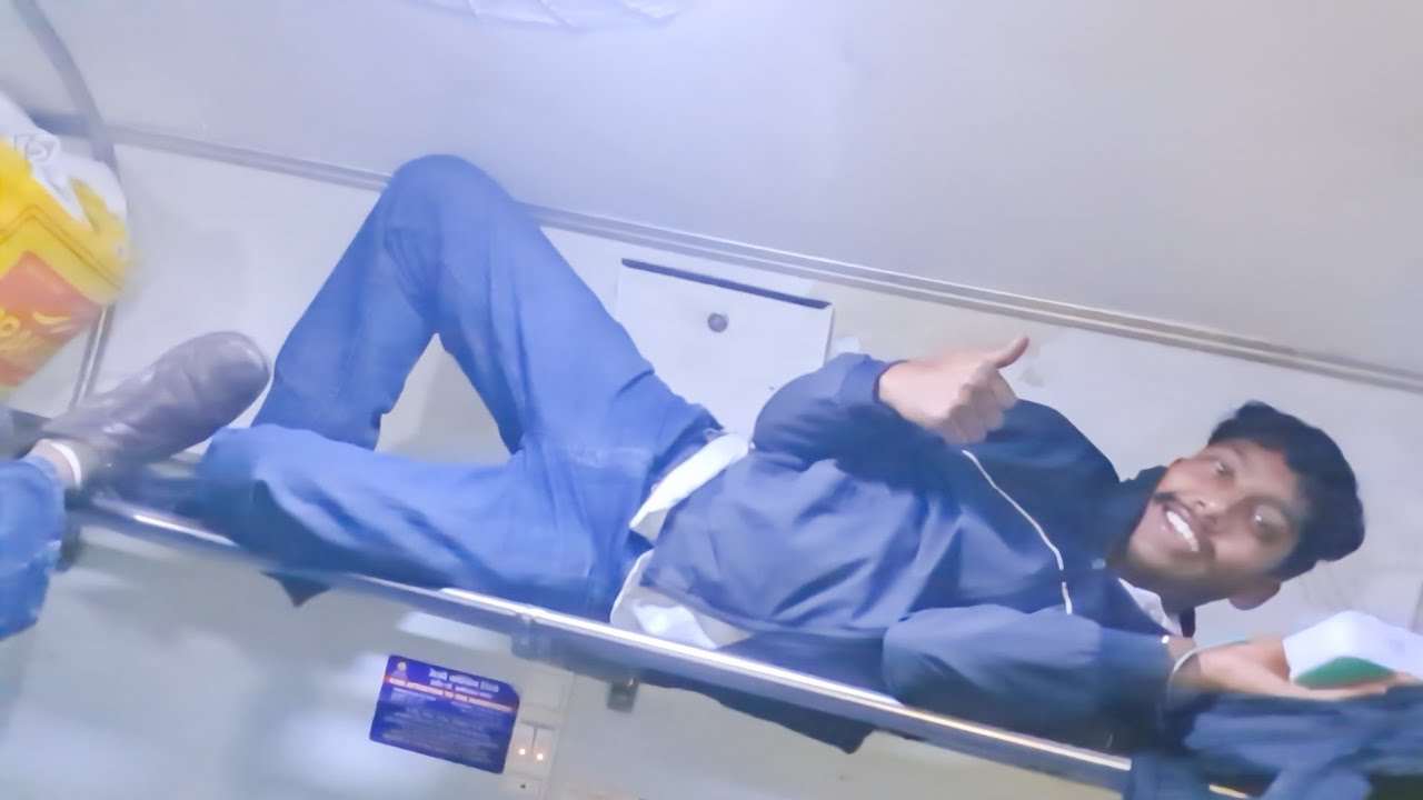 TRAIN MEIN कहा बैठ गया 😁😁