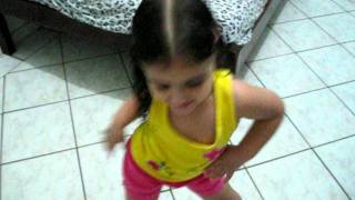 Bia Sapeka Dançando Kuduro.