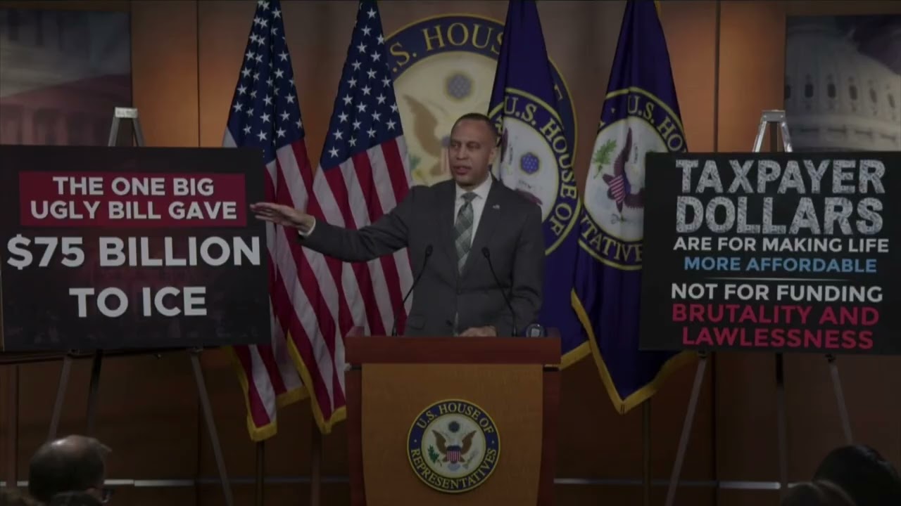 Лидер меньшинства в Палате представителей Джеффрис проводит пресс-конференцию