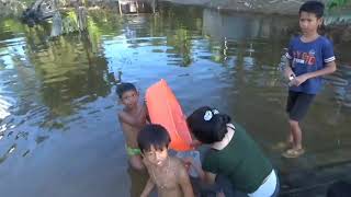 GADIS DAYAK Mencari Ikan di Sungai.