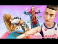 Видео про игры в куклы. Кукла Барби и Баба Маня устроили спортзал! Что лучше - йога или огород?