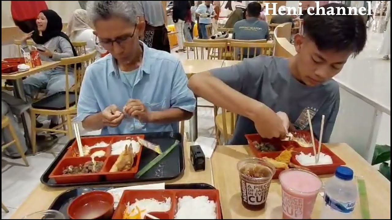 SUASANA MALAM MAKAN DAN BELANJA DI AEON