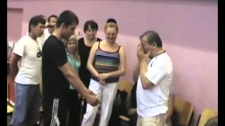 Мастер гун-фу Есен Исмаилов купюрой перерубает карандаш | QiGong Master demonstrating Chi(Демонстрация энергетического удара. Патриарх Школы гун-фу 