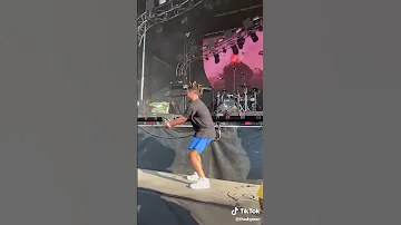 Juice wrld dancing to one of Xxxtentacion songs at a concert!!