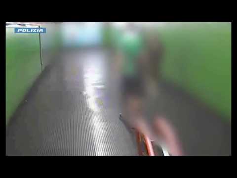 Video Milano, anziana rapinata in metropolitana: la spinge contro il muro, la fa cadere e le strappa la...