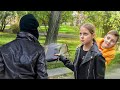 НЕУДАЧНИК И МАЛОДУШКО Приятелят на Амелка не може да я защити НЕУДАЧНИК И МАЛОДУШКО Приятелят на Амелка не може да я защити