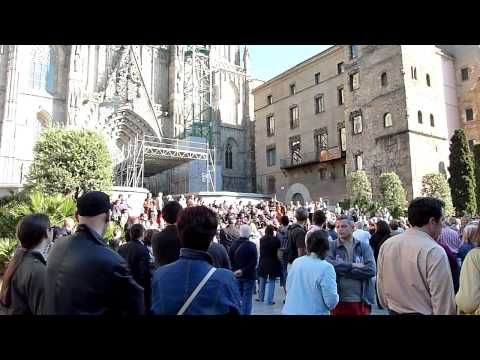 Танцы на площади в Барселоне