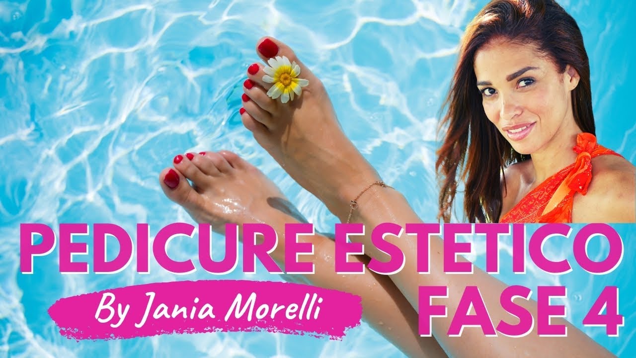 Pedicure estetico con smalto french: Fase 4 - Massaggio piedi con crema idratante | Jania Morelli