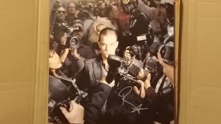 (first ever person) Robbie Williams life thu a lens signed vinyl (was included in britopop bundle)