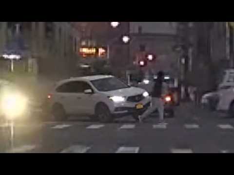[Car accident video] The car behind must be using the gas as the brake