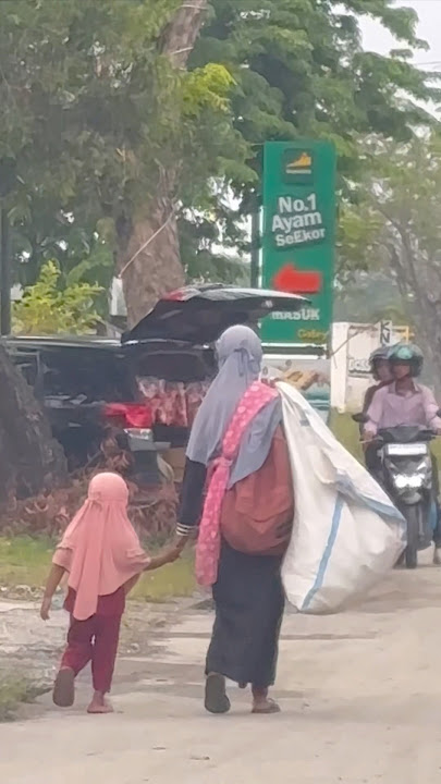 Perjuangan seorang IBU dan anaknya berjalan bersama untuk mencari rezeki #shorts
