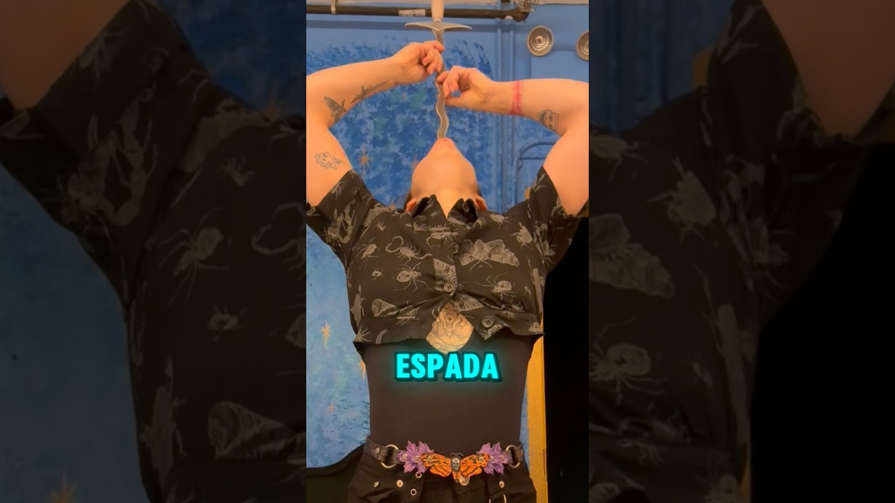 Essa mulher ensinou Como Engolir uma Espada Curva 😳