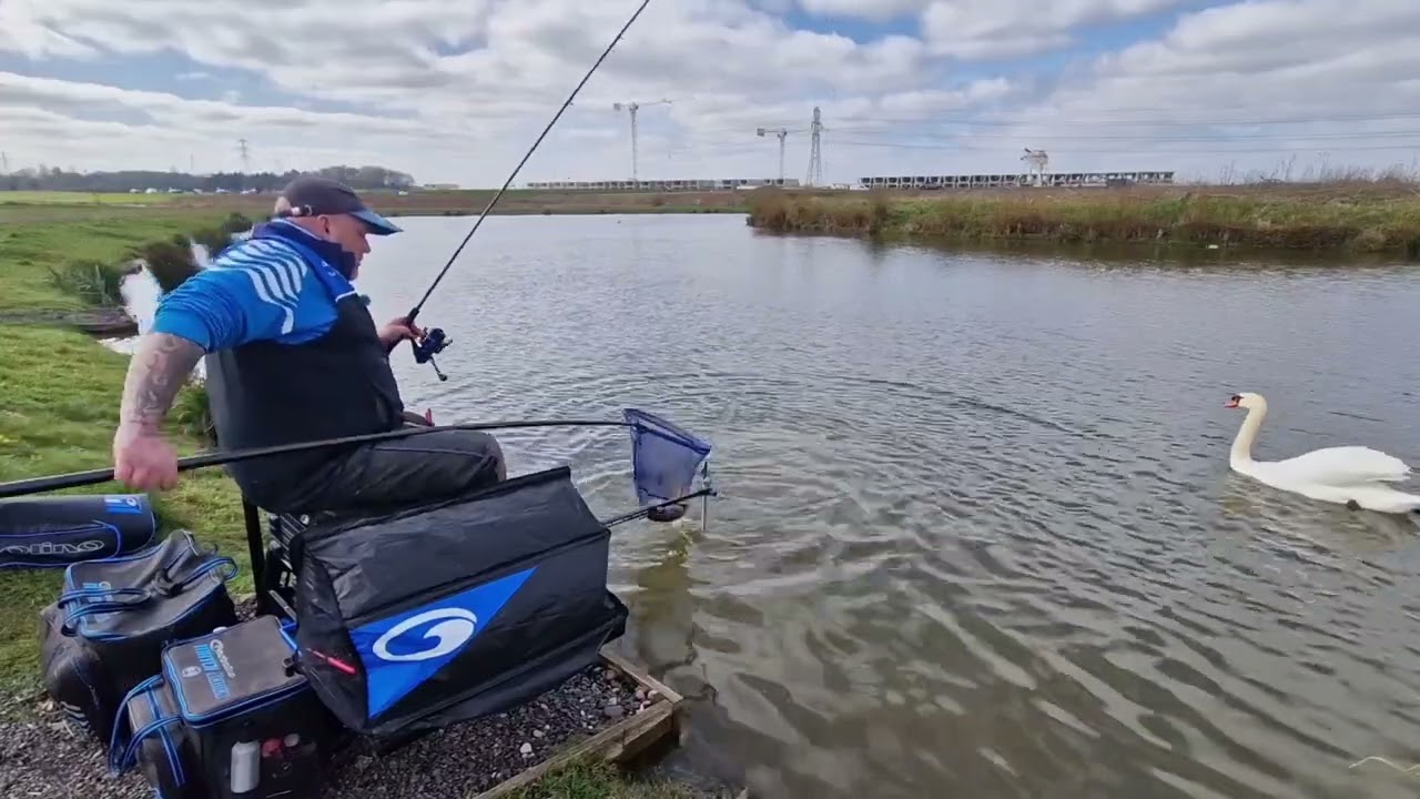Spring time carp on the hybrid 💙 putting the G One method feeder through its paces 🧐💪 MARSTON FIELDS