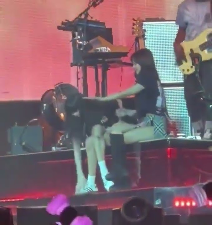 THE WAY JENNIE DROPPED THE CONFETTI SHE CAUGHT JUST SO LISA COULD CATCH IT TOO 🥰❤️💛🤍💚