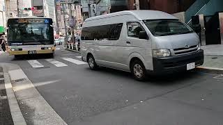 渋谷センター街の道路を封鎖する違法駐車のハイエース渋滞が発生し警察も出動する緊急事態に。平日昼間の大迷惑な出来事。Illegal cars blocking roads in Shibuya