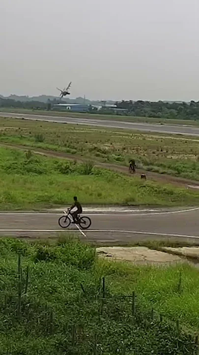One pilot dead after fighter jet BOUNCES off runway