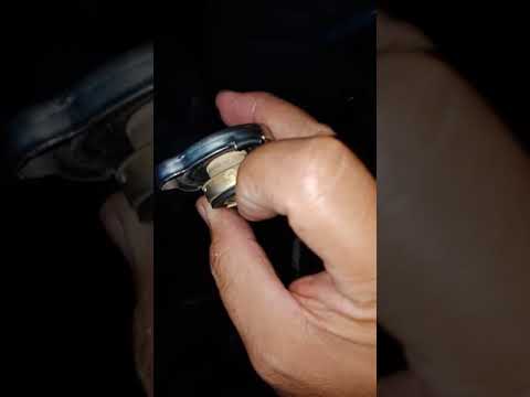 Video: Paano mo susuriin ang isang coolant cap?