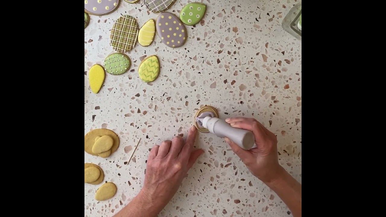 SUGAR COOKIE DECORATING 101 #2 - How To Flood a Cookie - Crumblecrate.com