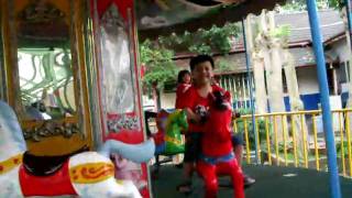 20100501 第一次坐回轉木馬.AVI