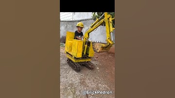 Menino Ensina Pai Como Operar Uma Mini  Escavadeira Hidráulica Caseira @ErickPedron