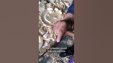 Craftsmen use sharp chisels to carve exquisite patterns on wooden boards