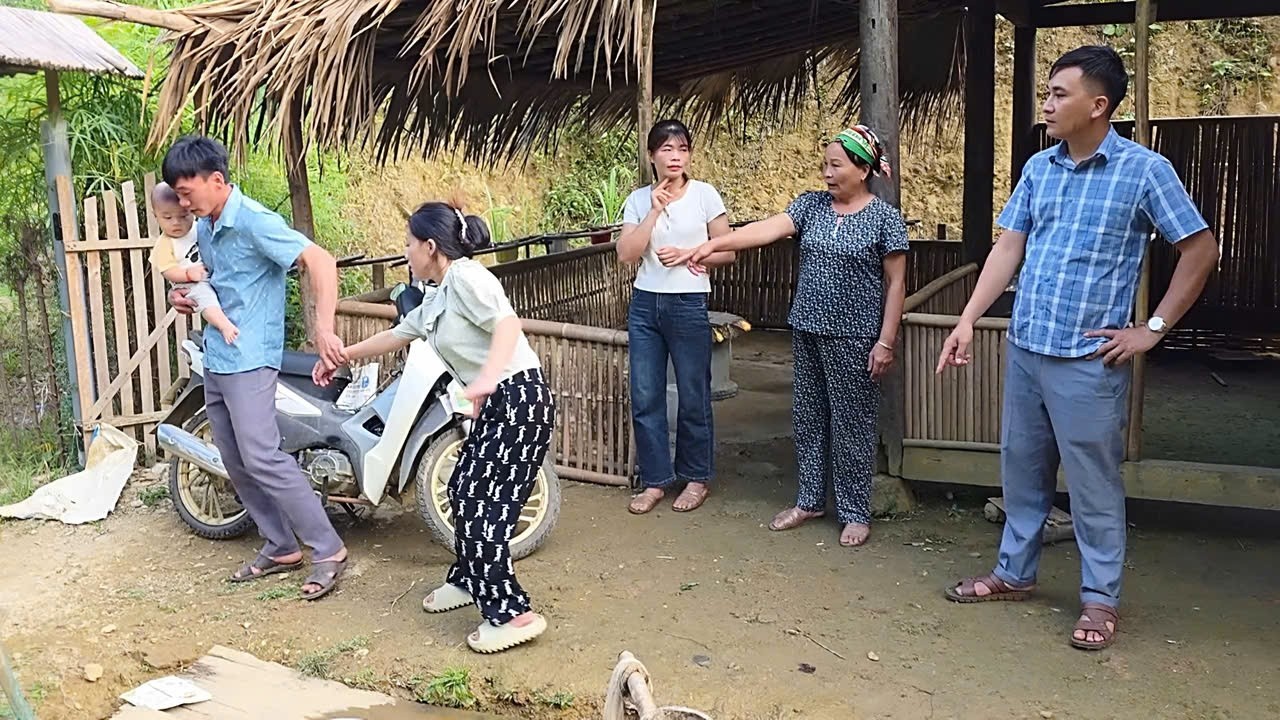 Ánh’s husband appeared, and everyone insisted that she go back with him.