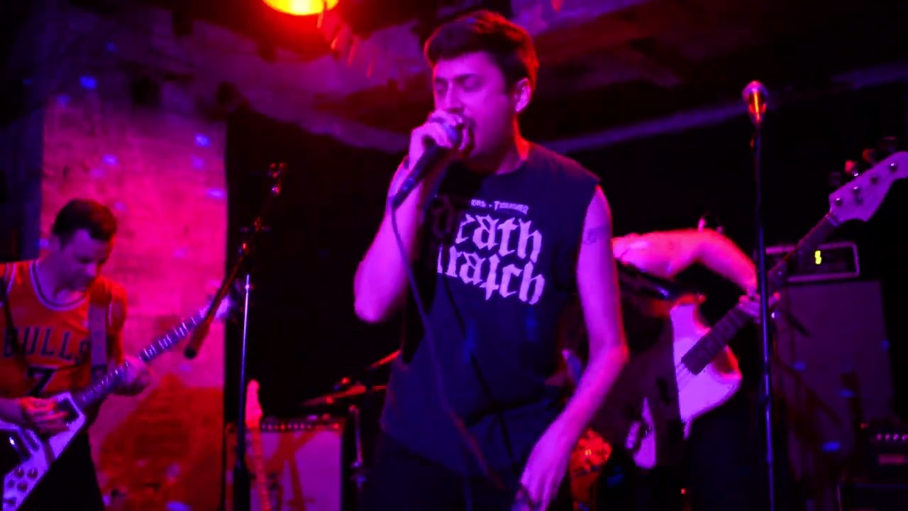 Red Tank! - "Lost" (live) bekijken op YouTube Red Tank! - "Lost" (live) bekijken op YouTube