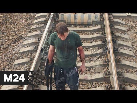 Мужчина не дает проехать поезду, перекрыв рельсы на станции в Тверской области - Москва 24