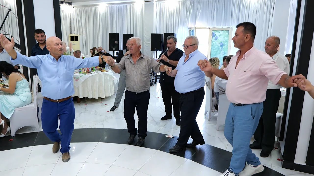 Vallja e Krushqve, Miqtë e Rinj Ndezin Atmosferën 🔥// Foto Studio ...