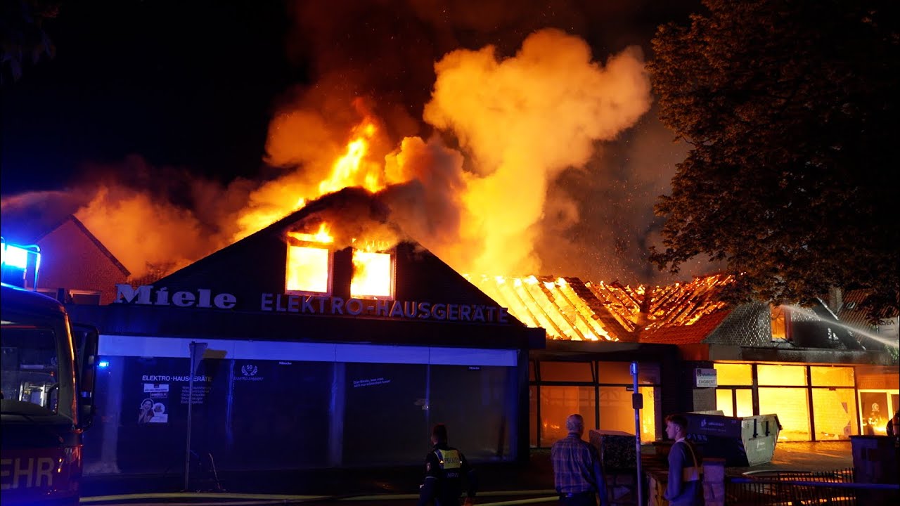 [FLAMMENINFERNO] Mehrere Dachstühle in Vollbrand-Vollalarm Tecklenburg-Wohn u. Geschäftshaus brennt
