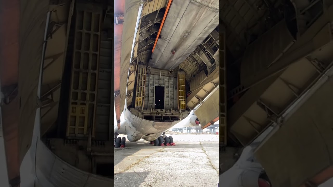 Giant aircraft closing Real door closing