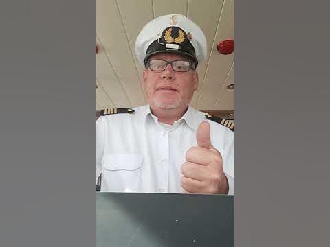 Kapitän am Schiff erklärt Unterschied zwischen Schiff und Flugzeug